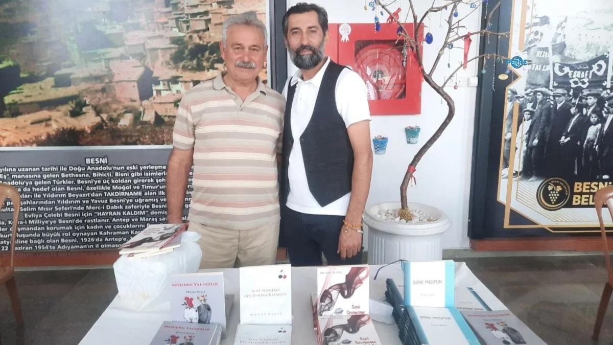 Murat Kayış Besni Eğitim Bayramı'nda Kitaplarını İmzaladı