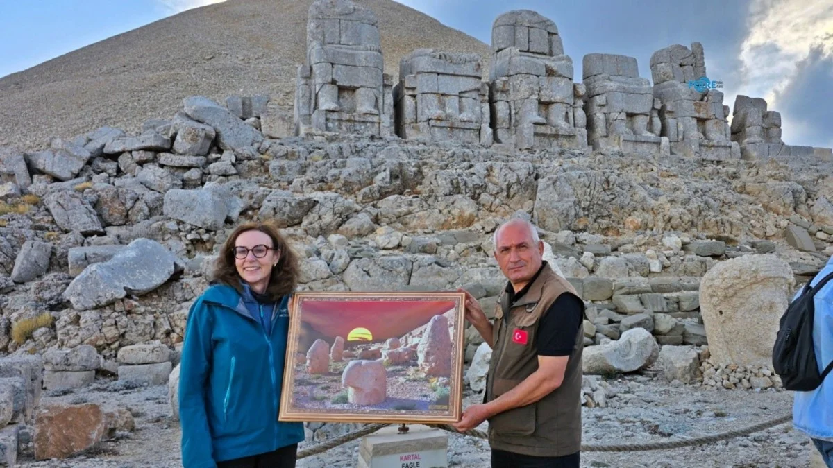 34 yıllık Nemrut emektarı Mente’den Büyükelçi Anderson’a özel hediye
