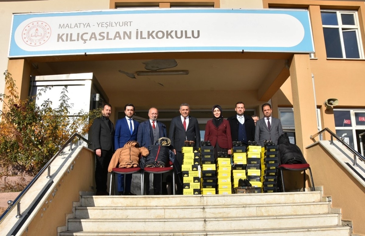 TSO’dan öğrencilere bot ve mont yardımı