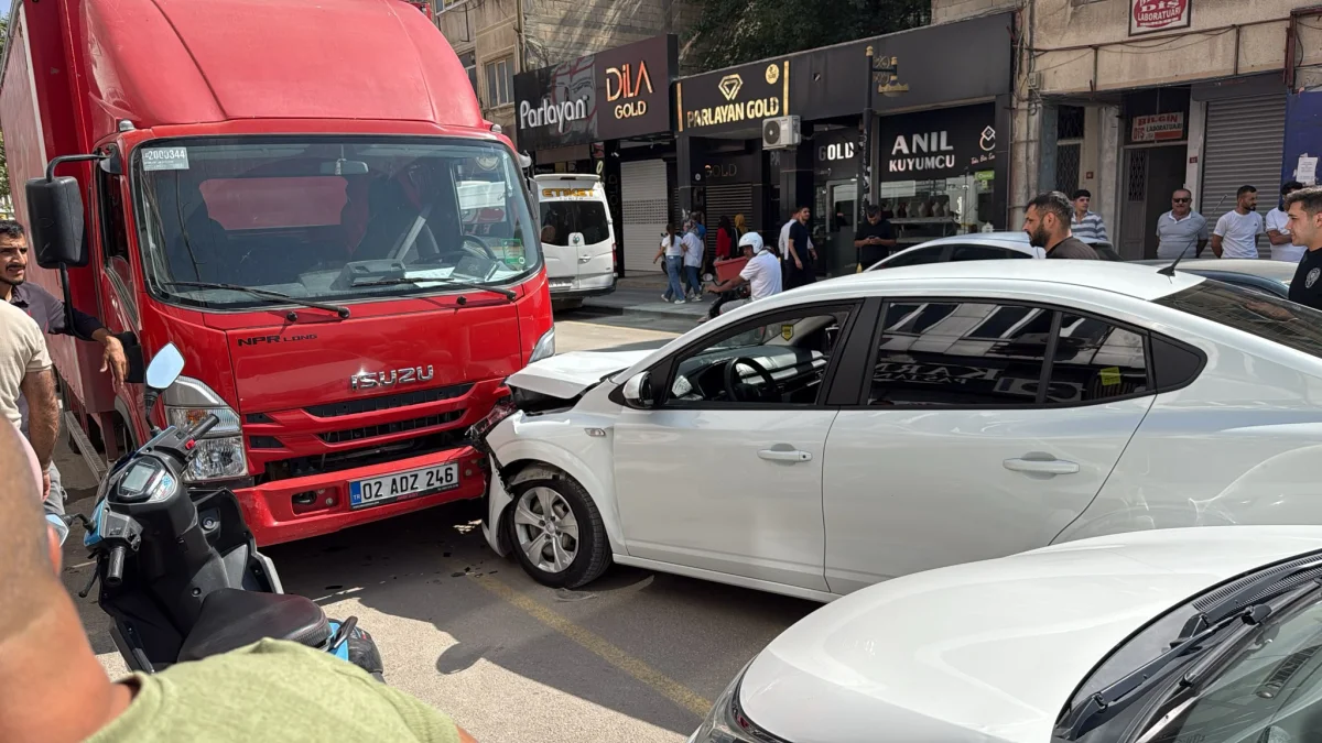 Park halindeki kamyonete çarpan otomobil sürücü yaralandı