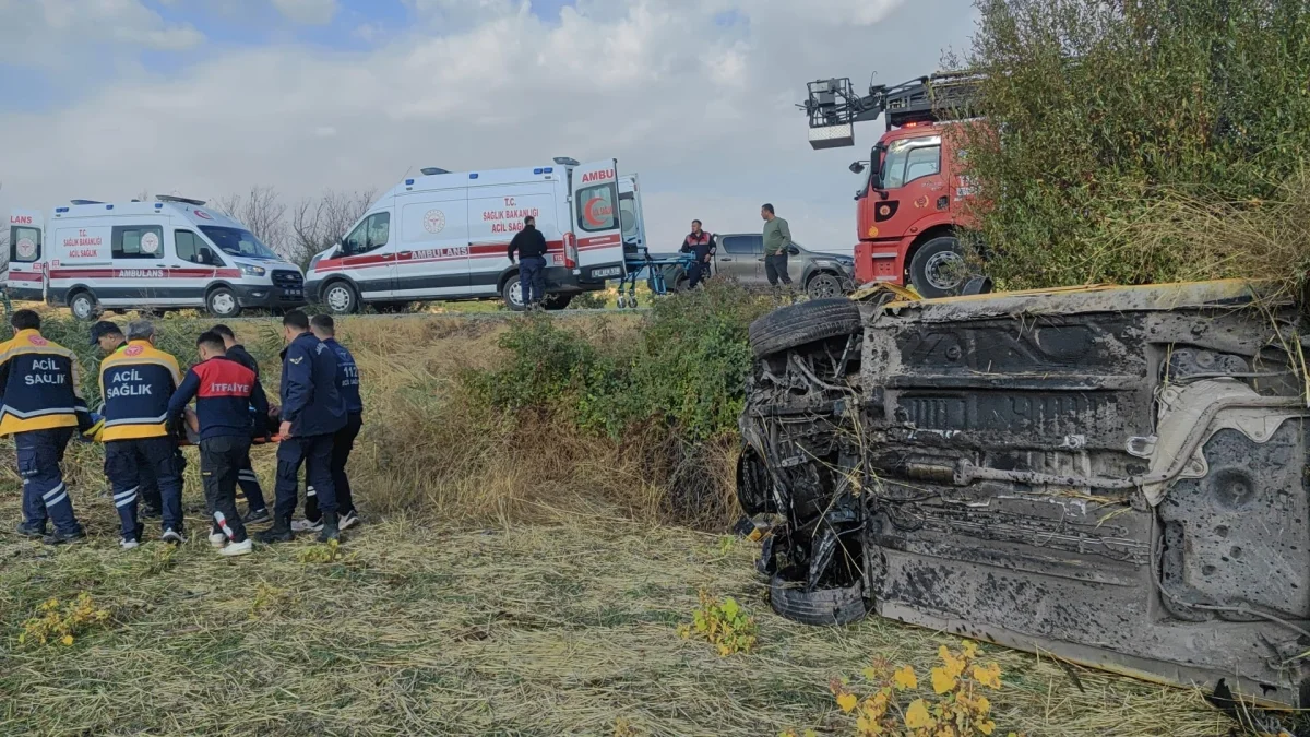 Devrilen otomobildeki 5 kişi yaralandı