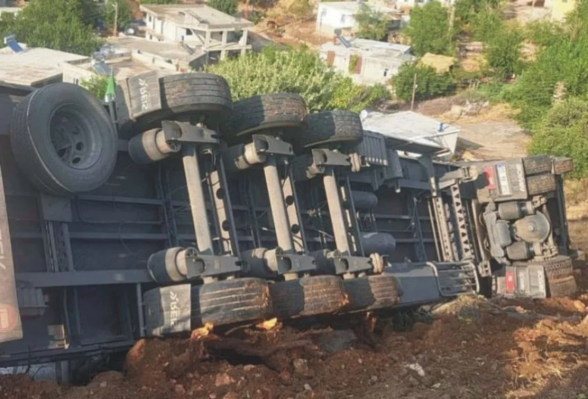 Kontrolden çıkan tır yan yattı, kazada sürücü yaralandı