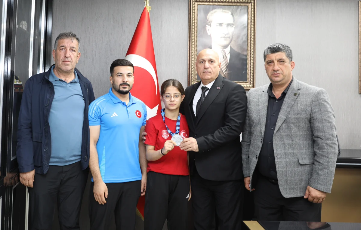 Balkan ikincisi Kübra Selin Turgut’tan İl Müdürü Elüstü’ye ziyaret​‌