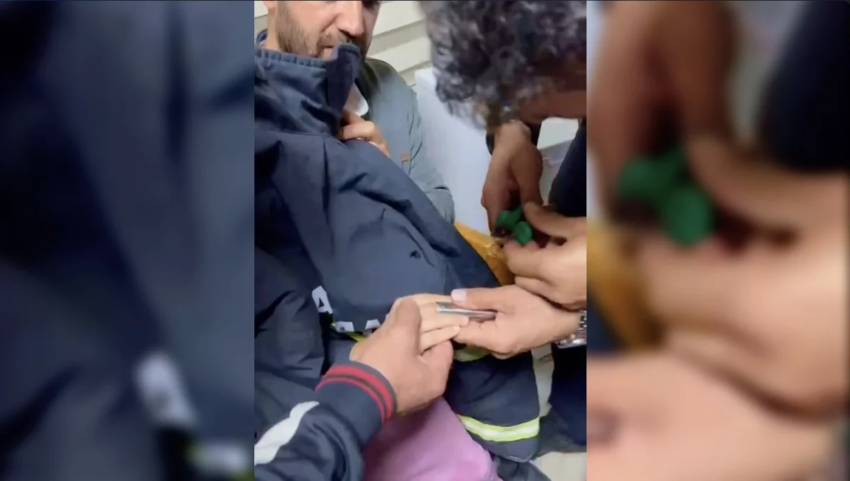 Parmağını boruya sıkıştıran çocuk,itfaiye ekiplerince kurtarıldı​‌