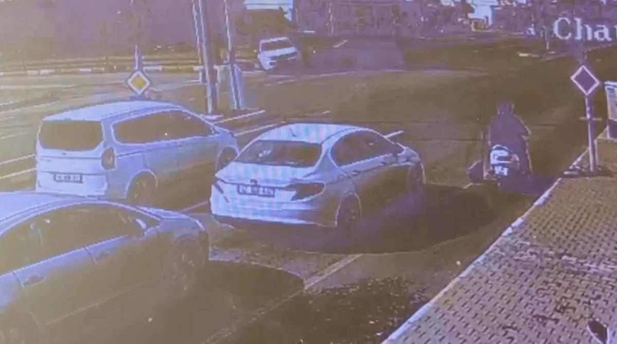Güvenlik kamerasına yansıya kazada 1’i bebek 3 kişi yaralandı