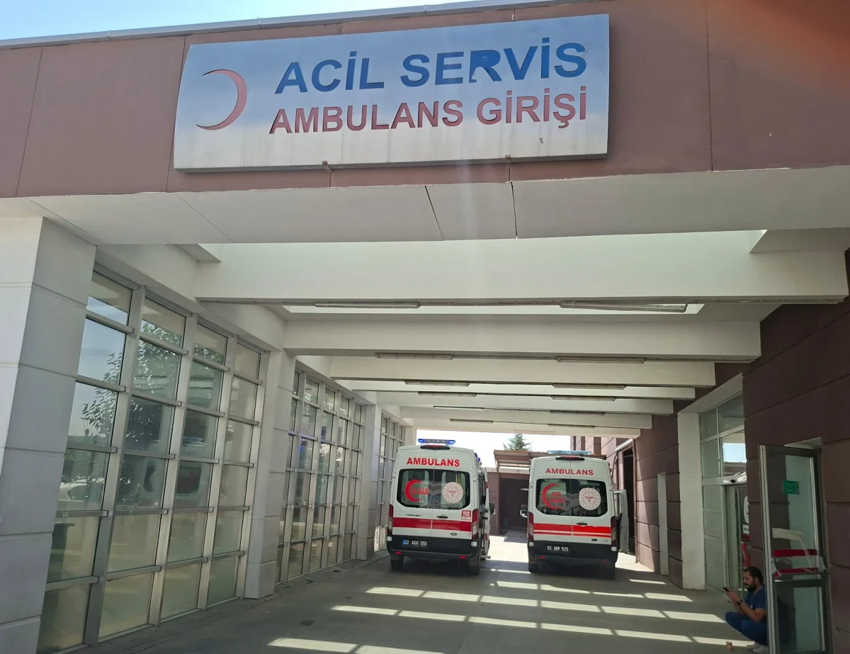 İnşaatın merdiven boşluğuna düşen 17 yaşındaki işçi ağır yaralandı​‌