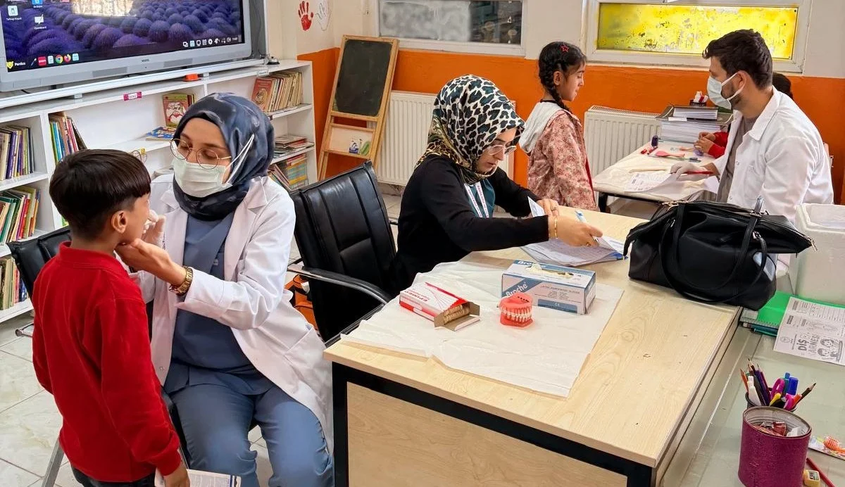 Köy okullarındaki öğrencilere ağız ve diş sağlığı eğitimi