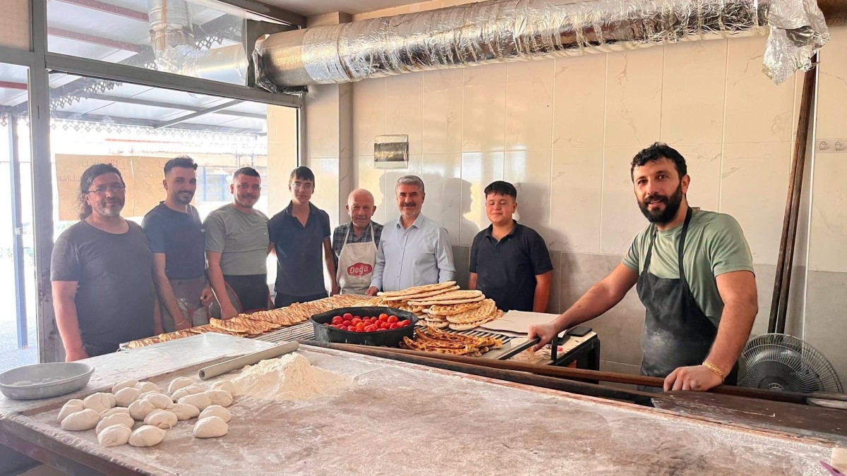 Başkan Reşit Alkan çarşı esnafıyla bir araya geldi