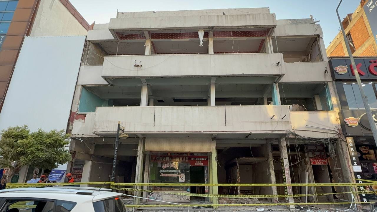 Ağır hasarlı binadan ses geldi ihbarı polisleri harekete geçirdi