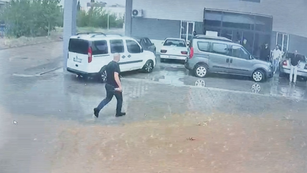 Sel suyuna kapılan civcivi kurtarma anı güvenlik kamerasına yansıdı