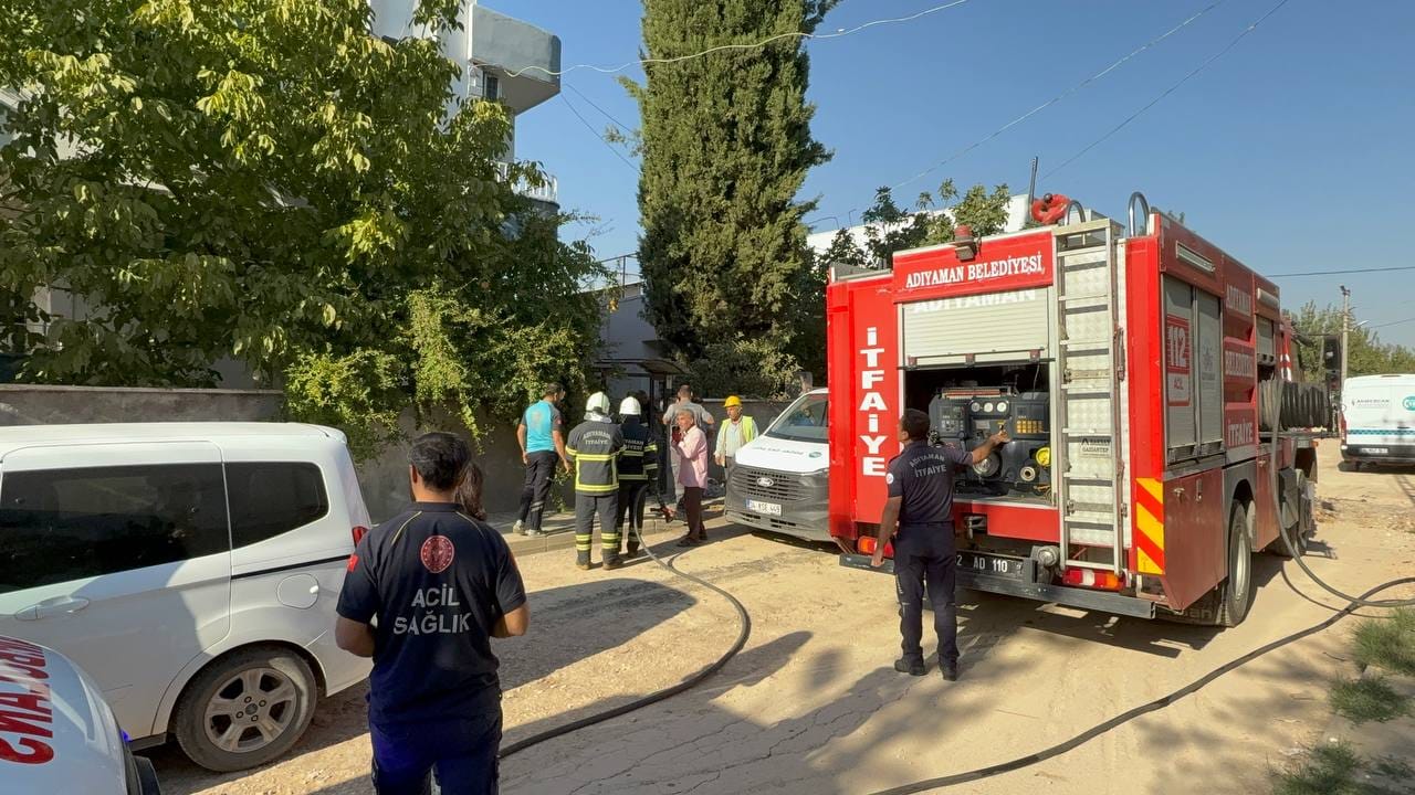 Adıyaman’da iki katlı binanın üst katında korkutan yangın