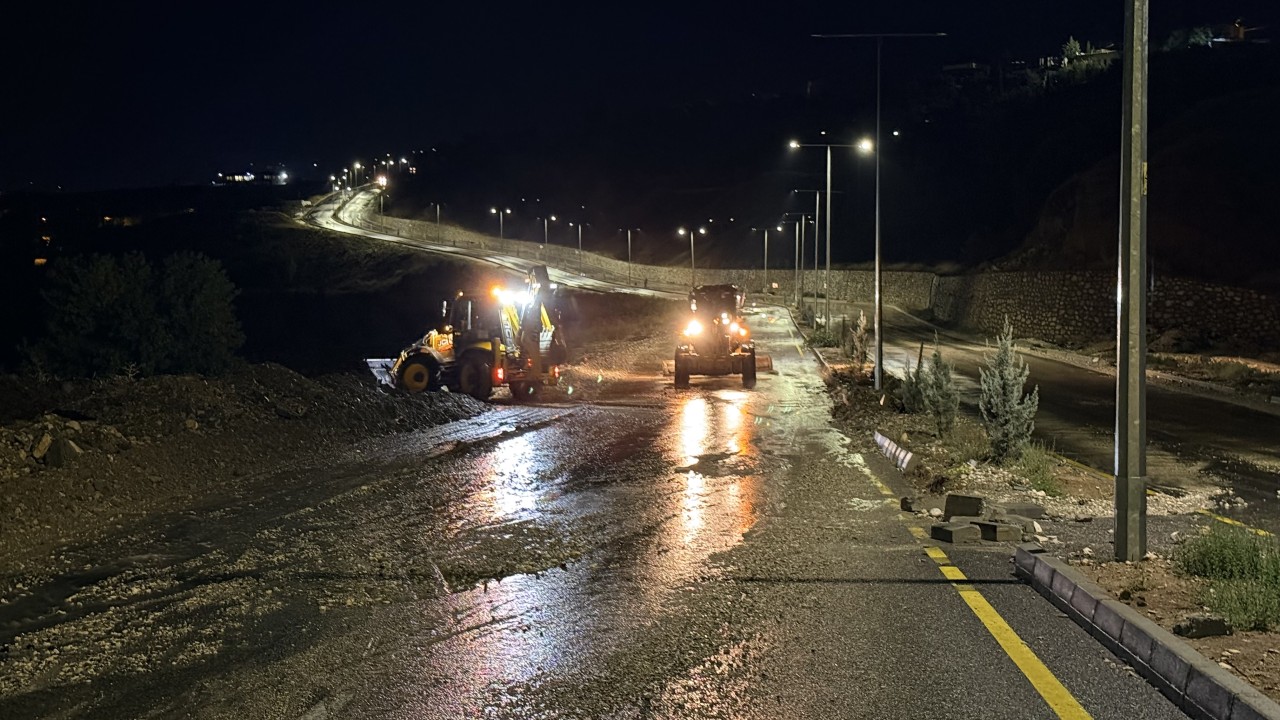 Adıyaman’da sağanak hayatı felç etti​‌