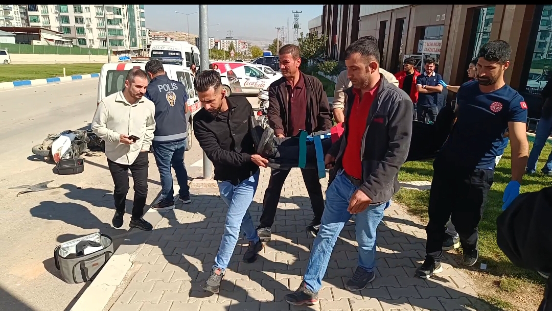 Otomobilin çarptığı motosikletin sürücüsü ağır yar